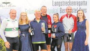 Siegerehrung mit Weinköniginnen: (v. l.) Berthold Oberkönig, Thomas Bartel, Lothar Fenger, Steuerfrau Franziska Fenger und Schlagmann Thomas Benthaus feiern ihren Mosel-Sieg im Gig-Vierer