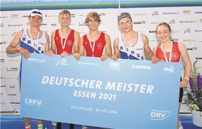 In starker Form präsentierten sich auch Hannes Polarczyk (2.v.l.), Ben Dreßler (3v.l.) und Steuerfrau Imke Klaes mit dem Siegerteam des U17-Vierers.