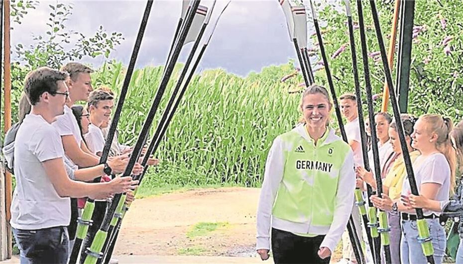 Gut 100 Gäste empfangen die Olympia- Ruderin auf dem Hof Kampmann