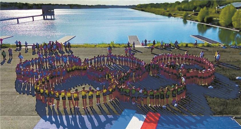 Die jungen Athleten bildeten vor der Regattastrecke in Paris die Olympischen Ringe nach.